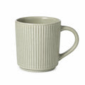 Mug 350 ml en céramique vert sauge à relief strié